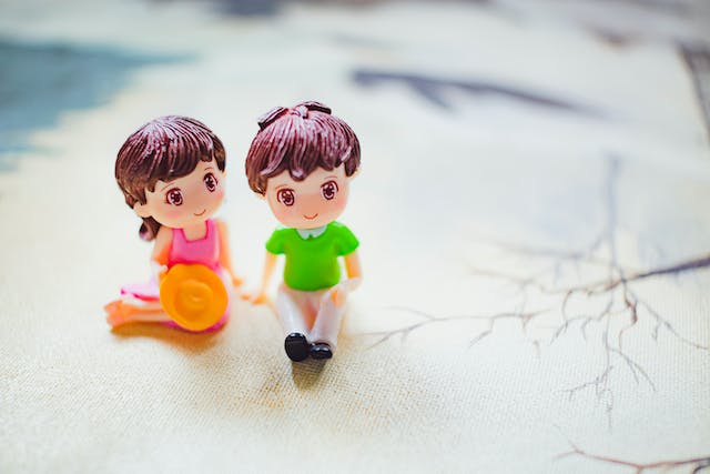 δύο μικρά κουκλάκια καθισμένα σε ένα λευκό φόντο